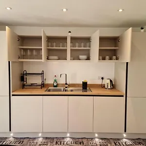 Bed & Breakfast Blissful 2, Nottingham